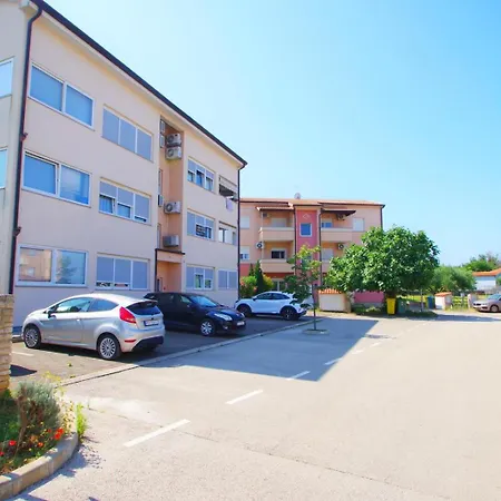 Dina Apartman Valbandon